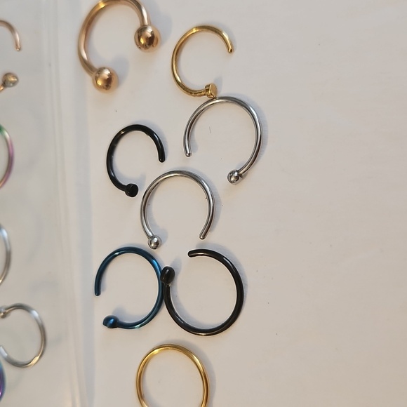 18 Body Jewelry Rings in Scerring Bag - Picture 2 of 5
